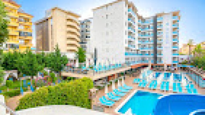 Big Blue Sky Hotel Alanya’da modern otel binası, açık havuz ve güneşlenme teraslarıyla tatil alanı.