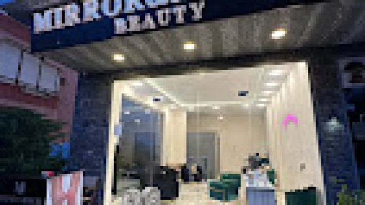 MIRROR & MIRROR BEAUTY ALANYA’da profesyonel güzellik ve bakım hizmeti alan bir müşteri.