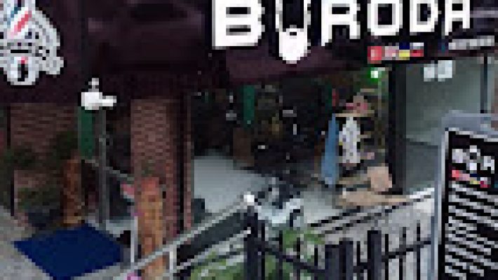 Barbershop BORODA – Alanya’da erkek saç kesimi, sakal tasarımı ve traş hizmetleri sunan modern berber salonu.