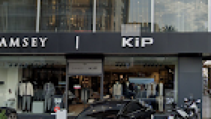 RAMSEY | KİP mağazasında sergilenen erkek ve kadın modern giyim ürünleri, ceket, gömlek ve pantolon koleksiyonları.