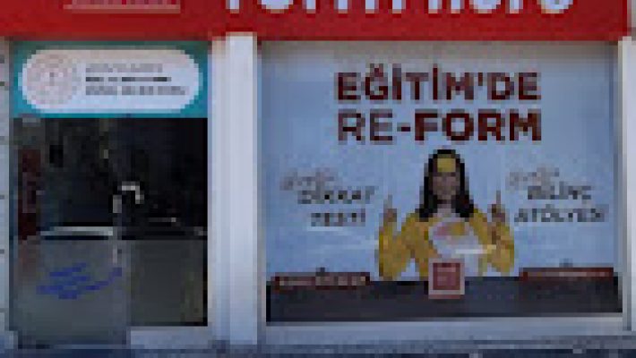 "Alanya Form Etüt Merkezi öğrencileri modern sınıf ortamında bireysel ve grup dersleri alıyor, öğretmen rehberliğinde etüt çalışmaları yapıyor."