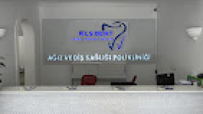 “KLS DENT Ağız ve Diş Sağlığı Polikliniği modern muayene odası ve ileri teknoloji dental ekipmanlarla donatılmış diş kliniği.”