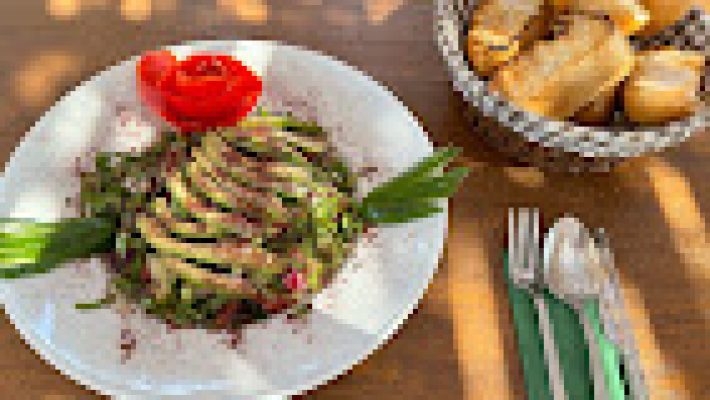 Lidya Garden’ın yeşillikler içindeki açık hava bahçesinde servis edilen kahvaltı tabağı ve doğal taşlarla çevrili oturma alanı, gün ışığında görüntülenmiş