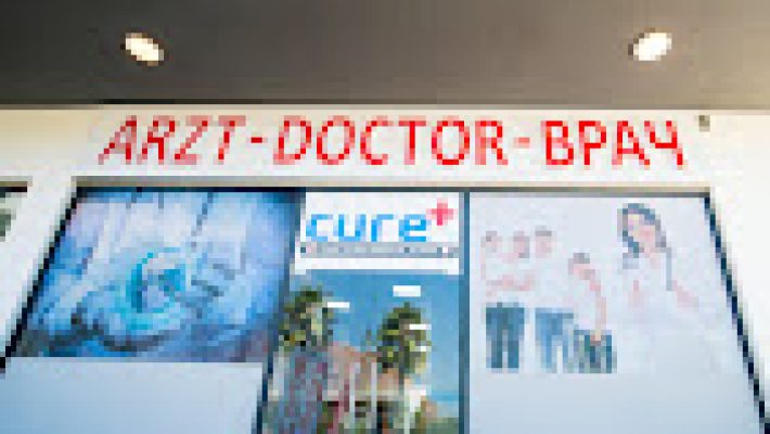 “Cure Plus Medical Clinic modern muayene odaları ve hasta kabul alanı.”