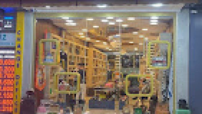 HILTON BAG mağazasında sergilenen kadın ve erkek çantaları, modern ve şık tasarım seçenekleri.