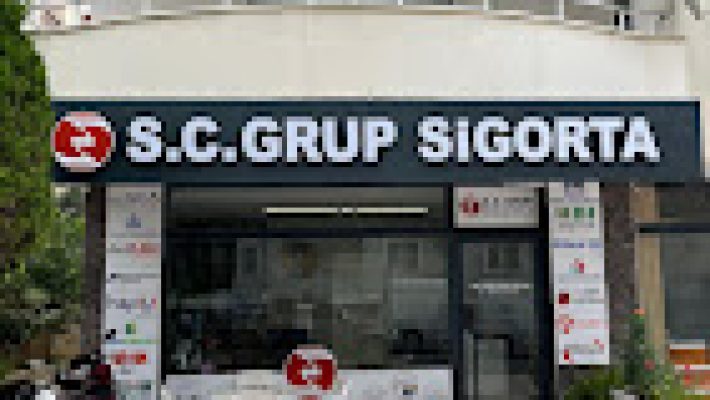 Alanya S.C. Grup Sigorta ofisinde sigorta danışmanları müşterilere hizmet verirken çekilmiş görüntü