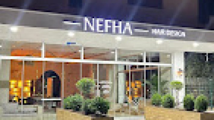 Nefha Hair Design – Alanya’da kadın ve erkek saç kesimi, renk, bakım ve stil hizmetleri sunan modern kuaför ve saç tasarım salonu.