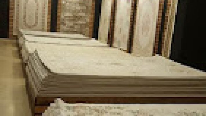 Derelioğlu Halı mağazasında sergilenen el dokuması ve modern tasarımlı kaliteli halı modelleri.