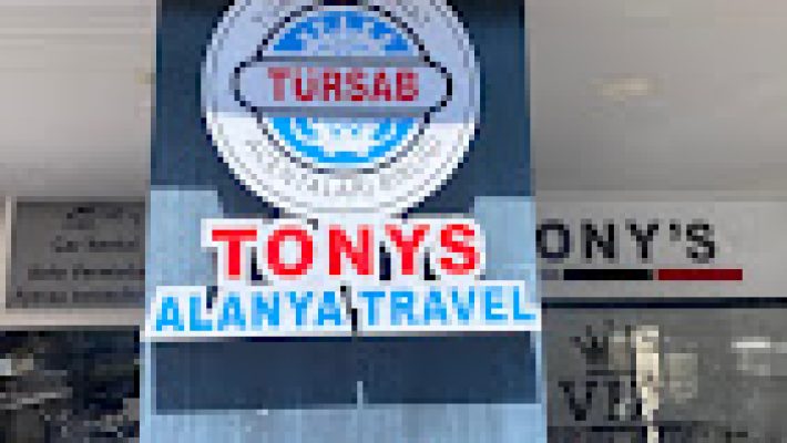 Tony’s Car Rental ofisinde park edilmiş kiralık araçlar, ön planda sedan ve SUV modelleri