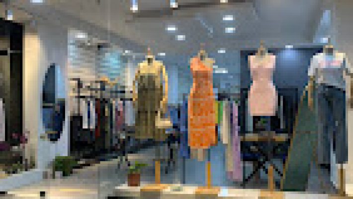 NCLA Boutique mağazasında modern ve şık kadın giyim koleksiyonu, zarif vitrin tasarımıyla sergileniyor.