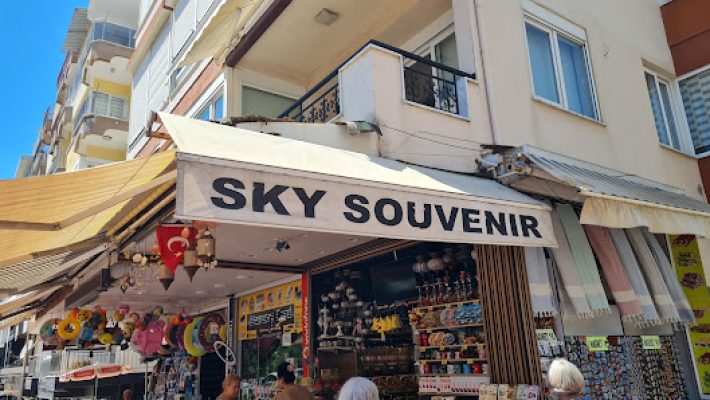 Sky Souvenir mağaza vitrini ve hediyelik eşya reyonları