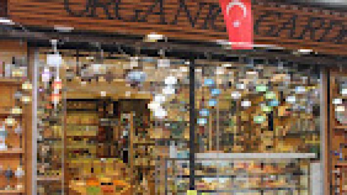 Organic Garden – Taze organik sebze ve meyvelerin sergilendiği doğal pazar tezgahı