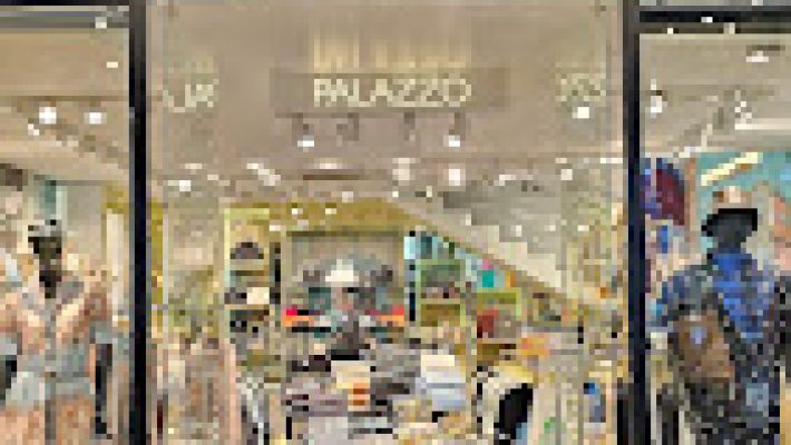 Palazzo District Alanya – Kadın giyim, ayakkabı ve aksesuarların modern ve şık bir şekilde vitrinlerde sergilendiği butik mağaza.