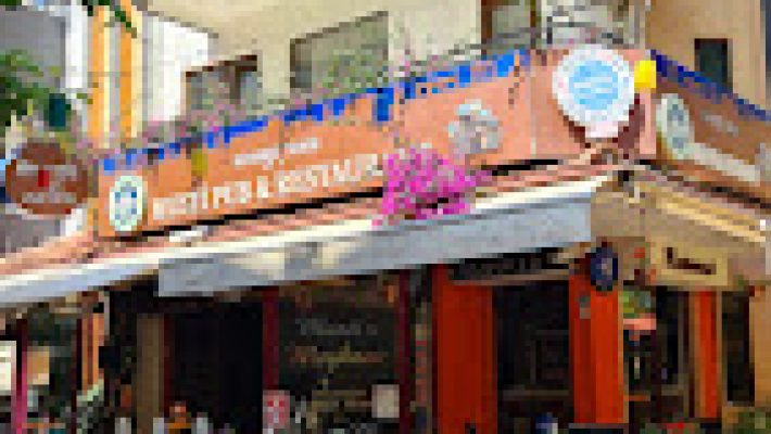 Musti's Restaurant’ta şık sunumlu yemekler ve sıcak atmosfer.