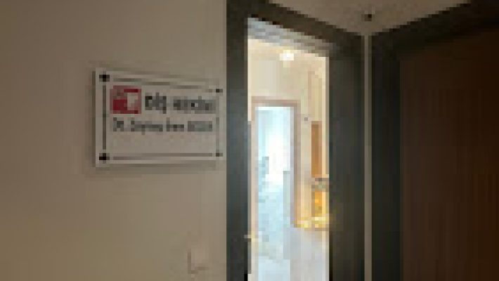 “Diş Hekimi Zeynep İrem Sezer ve Diş Hekimi Şevkethan Akdağ’ın modern muayenehanesi ve dental ekipmanları.”