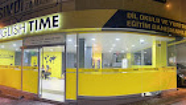 English Time Dil Kursu Alanya’da öğrenciler sınıfta İngilizce dersine katılıyor, modern eğitim materyalleri ve etkileşimli aktivitelerle öğreniyor.