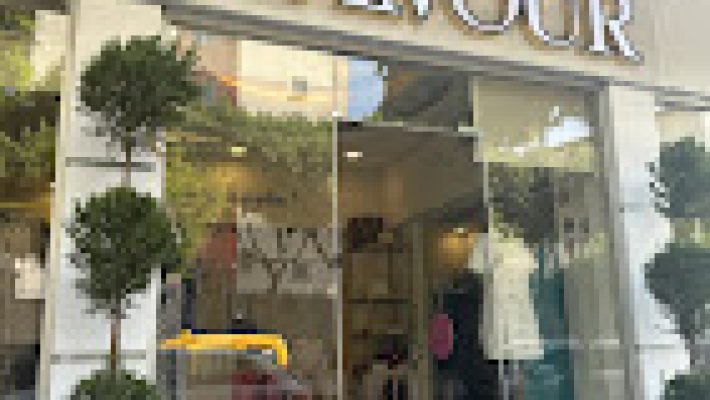 GLAMOUR BUTİK Alanya – Kadın giyim ürünlerinin şık, modern ve trend tasarımlarla vitrinlerde sergilendiği butik mağaza.