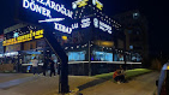 Hazaroğlu Döner Kebap Izgara’da döner ve ızgara et çeşitleriyle hazırlanmış lezzet tabağı