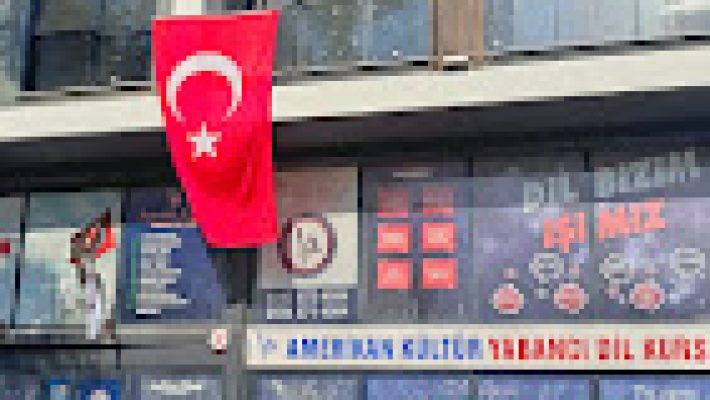 Gazipaşa Amerikan Kültür Yabancı Dil Kursu’nda öğrenciler İngilizce eğitimi alırken konuşma ve dinleme becerilerini geliştiriyor.