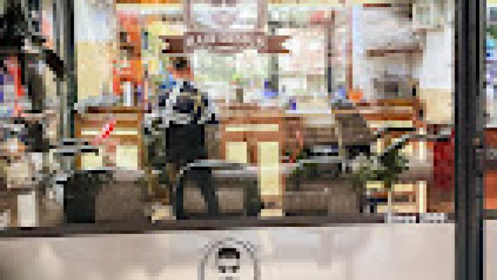 Ahmet Uyar Hair Design – Alanya’da erkek ve kadınlara özel saç kesimi, renklendirme ve stil tasarımı hizmeti sunan modern kuaför salonu.