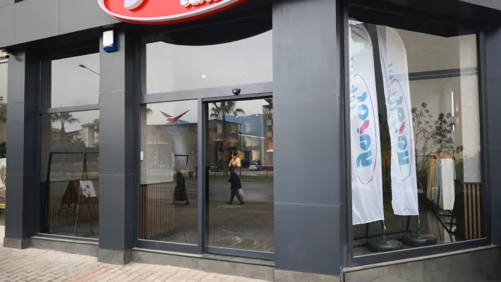 Yaşar Tekstil Atölye çalışanları tekstil üretimi ve kumaş işleme faaliyetleri yürütürken