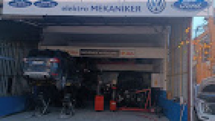 “Oto Mekaniker Özel Servis atölyesinde araç bakım ve tamir işlemleri yapılan profesyonel otomotiv servis alanı.”