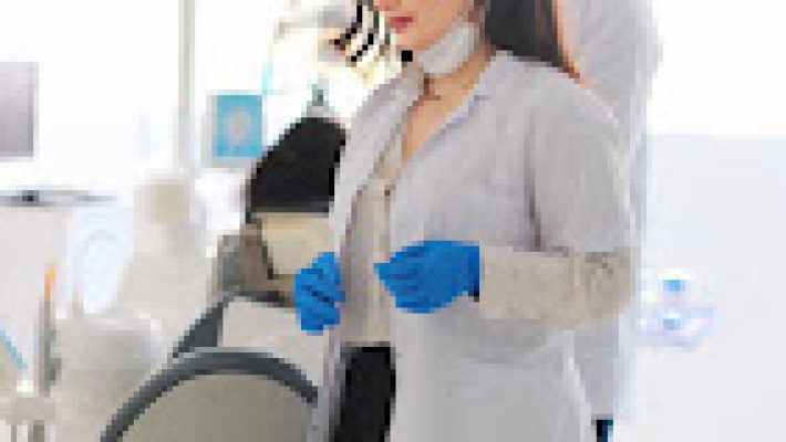 “Diş Hekimi Elnaz Yıldız muayenehanesi modern dental ekipmanlarla donatılmış muayene odası; diş sağlığı hizmeti sunan profesyonel klinik.”