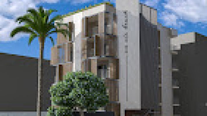 En Vie Beach’in denize sıfır konumdaki özel plaj alanı, şık şezlongları ve tropikal dekorasyonuyla gün batımında görüntülenmiş