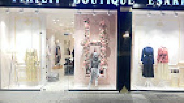Pırıltı Boutique Eşarp mağazasında zarif ve modern eşarp modelleri, renkli vitrinlerde şık bir şekilde sergileniyor – Alanya’da tesettür modasının parlayan adresi.