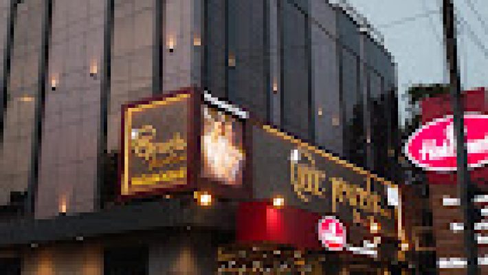 Mc Jewels mağazasında sergilenen altın, pırlanta ve gümüş takılar, yüzük, kolye, bilezik ve aksesuar koleksiyonları.