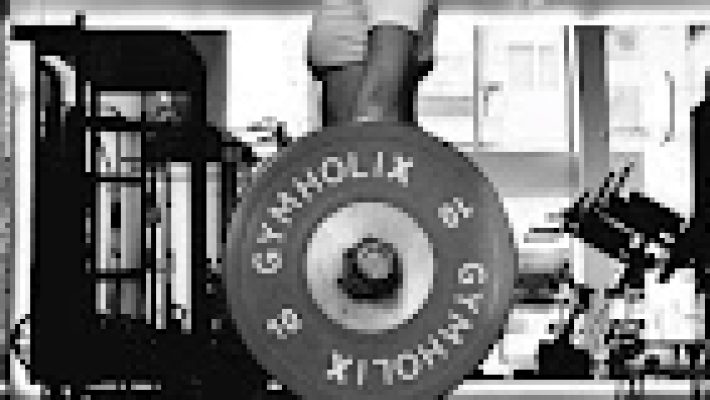 ATHLETIX FITNESS salonunda üyeler, modern ekipmanlarla güç ve kardiyo antrenmanı yapıyor.