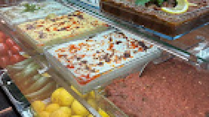 Oba Dürüm'de servis edilen bol malzemeli Adana dürüm ve yanında közlenmiş biber ile taze ayran sunumu