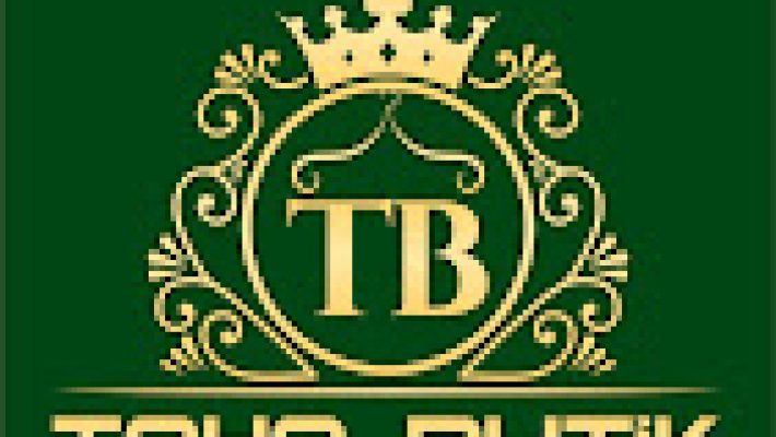 Taha Boutique mağazasının Alanya caddesindeki modern vitrin görüntüsü, kadın ve erkek şık giyim ürünleriyle dolu.