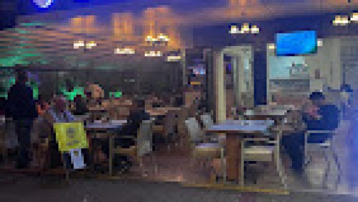 Mystery Steak House’da ızgara et tabağı ve şık masa düzeni