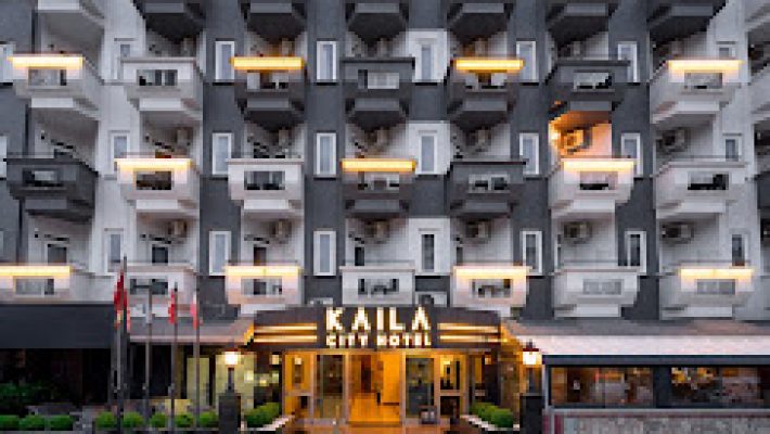 Kaila City Hotel’in modern mimarili dış cephesi, balkonlu odaları ve şehir merkezine yakın konumuyla gündüz vakti görüntülenmiş