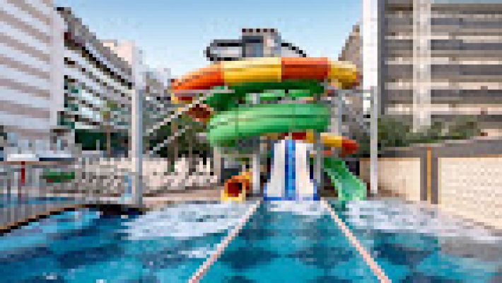 Kaila Beach Hotel Alanya'nın sahile sıfır konumda yer alan modern otel binası ve havuz manzarası