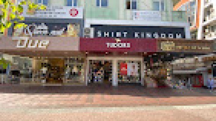 Tudors Alanya – Erkek giyim, takım elbise, gömlek, pantolon ve aksesuar ürünleri sunan modern mağaza.