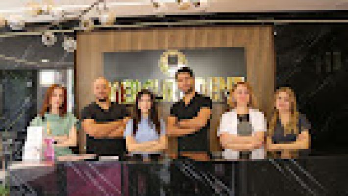 “Özel Mercury Dent Ağız ve Diş Sağlığı Polikliniği modern muayene odası ve diş hekimi ekipmanları; dental hizmetlerin sunulduğu profesyonel klinik.”