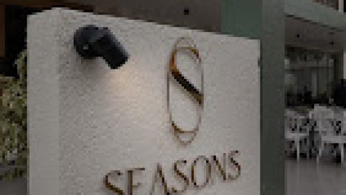 Seasons Restaurant by Mutlu Şevket Yılmaz’da şık masa düzeni, özenle sunulmuş yemekler ve modern restoran iç mekanı.