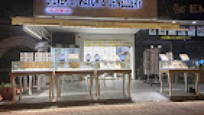 Silver & Watch & Jewellery mağazasında sergilenen gümüş takılar, saat modelleri ve şık aksesuar koleksiyonları.