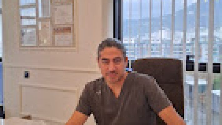 “Op. Dr. Serkan Bozkurt Genel Cerrahi ve Proktoloji Kliniği modern muayene odası ve cerrahi ekipmanlarla hizmet veren klinik.”