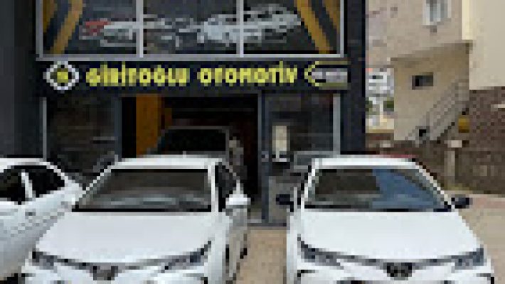 “Giritoğlu Otomotiv showroomunda sergilenen farklı marka ve model otomobillerin bulunduğu modern araç satış alanı.”