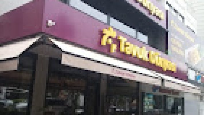 Tavuk Dünyası Alanya’da özel soslarla hazırlanmış tavuk yemekleri ve modern restoran iç mekanı.