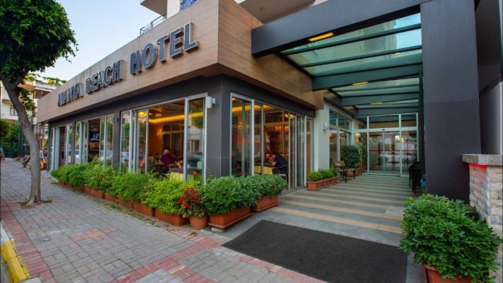 Denize yakın konumda bulunan Alanya Beach Hotel’in dış cephesi ve balkonlu odaları