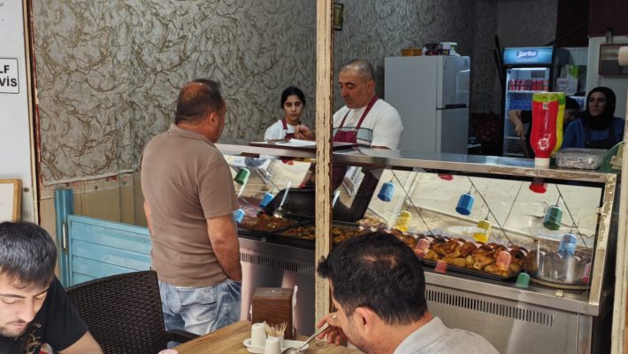 Dürümcü Aydın’da sunulan günlük ev yemeği menüsü, pilav ve cacık eşliğinde servis edilen uygun fiyatlı tabldot yemek görüntüsü.