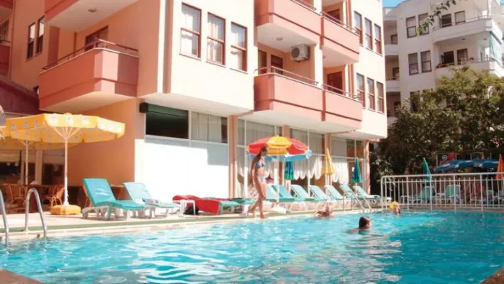 Maren Beach Apart Hotel’in giriş cephesi ve “Maren Beach Suite Otel” tabelasıyla birlikte görüntüsü.