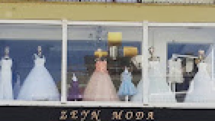 Zeyn Moda mağazasında özel tasarım gelinlikler, abiyeler ve şık davet elbiseleri zarafetle sergileniyor.
