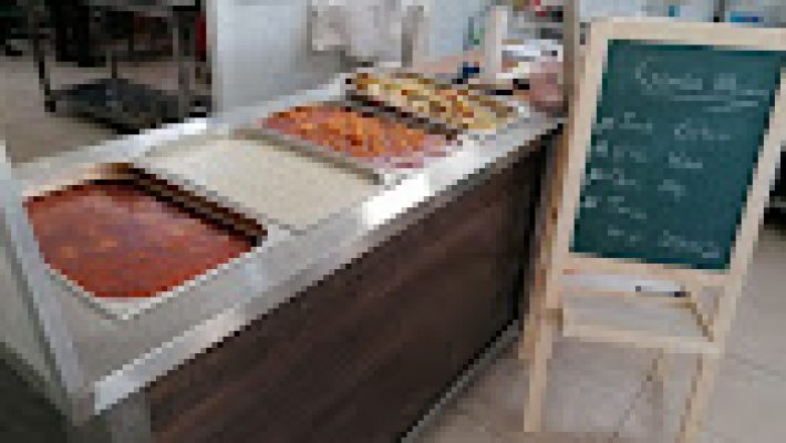 Hatipoğlu Yemekçilik’in endüstriyel mutfağında hazırlanmış sıcak yemek tabakları; pilav, et yemeği, salata ve çorbayla birlikte tepsi servisi olarak görüntülenmiş