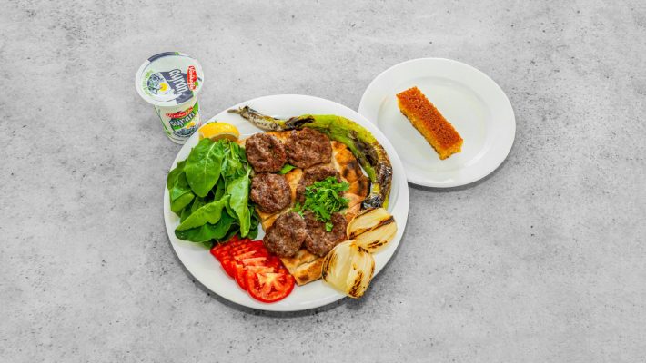 Alanya’daki Ali Ustanın Yeri'nde servis edilen köfte ve tahinli piyaz tabağı