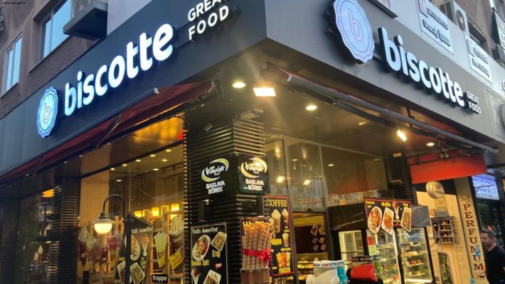 Biscotte Great Food Alanya’da gurme burger ve patates kızartmasıyla hazırlanmış şık bir masa servisi